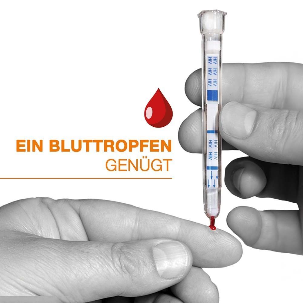 Hände halten Teststreifen. Ein Blutstropfen am Ende des Tests. Text: Ein Blutstropfen genügt.