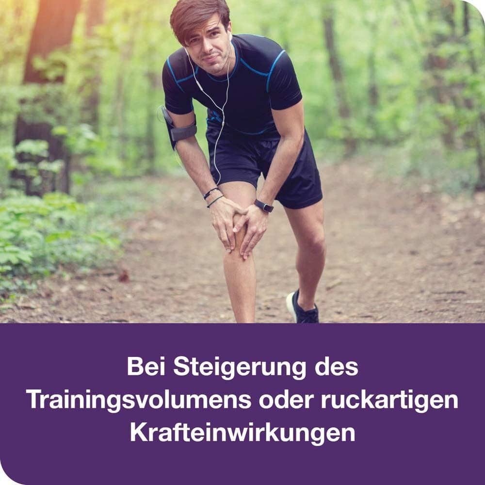 Mann beim Joggen, hält sich das Knie. Text: Bei Steigerung des Trainingsvolumens oder ruckartigen Krafteinwirkungen.