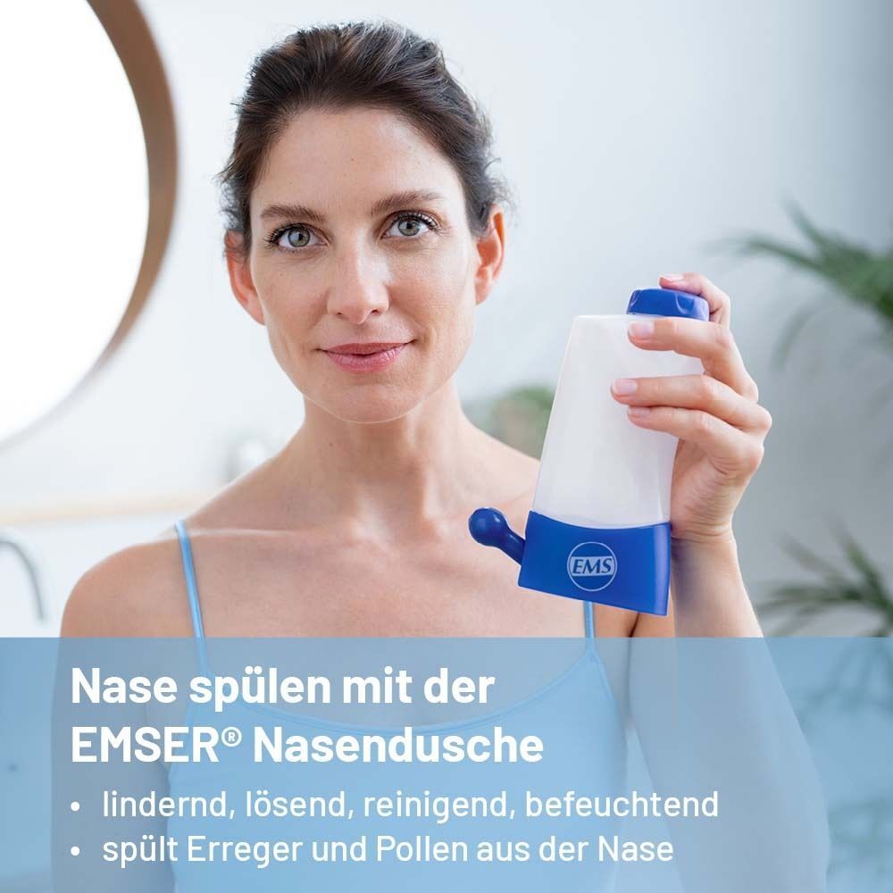 Frau hält Nasendusche. Text: Nase spülen mit der EMSER Nasendusche. Lindert, löst, reinigt, befeuchtet. Spült Erreger und Pollen.