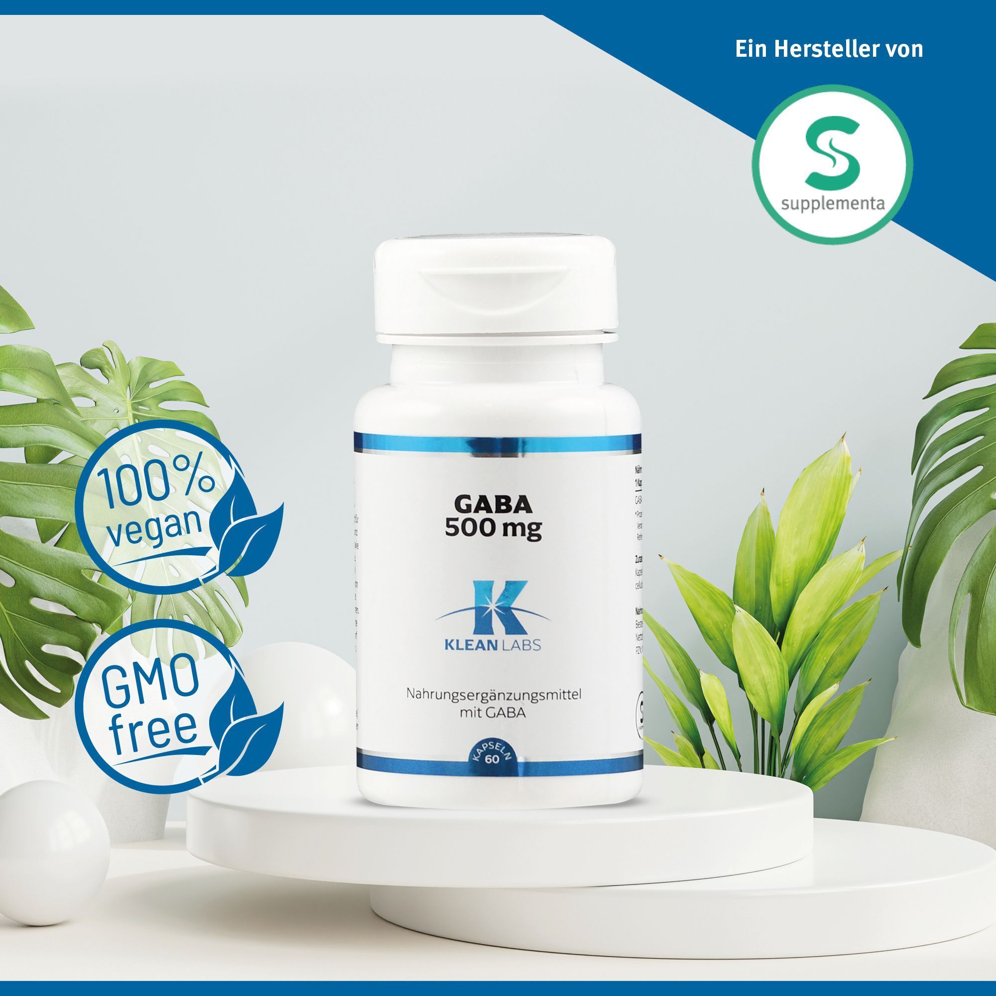 Weiße Flasche mit blauem Etikett auf Podest. Aufschrift: GABA 500 mg, KLEAN LABS. 100% vegan, GMO free.