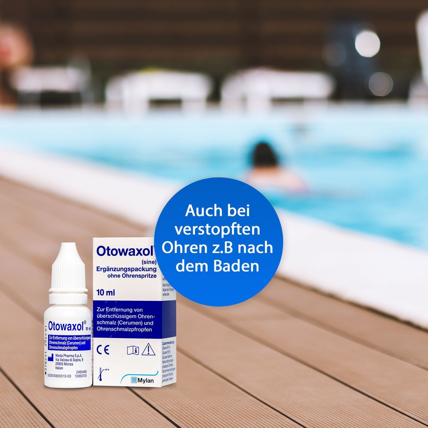 Produktflasche und Verpackung am Pool. Flasche mit weißem Verschluss und Etikett. Text: Auch bei verstopften Ohren z.B. nach dem Baden.
