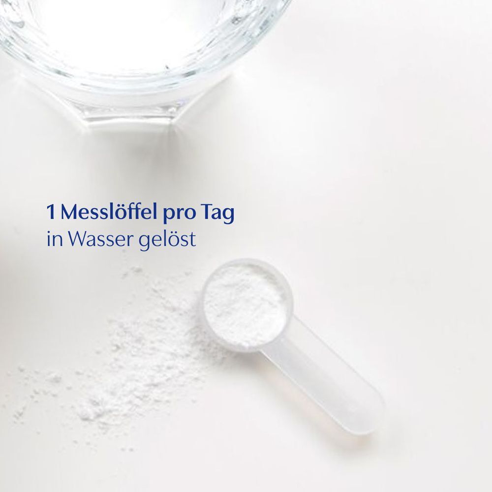 Löffel mit weißem Pulver neben einer Glasschale mit Wasser. Text: 1 Messlöffel pro Tag in Wasser gelöst.