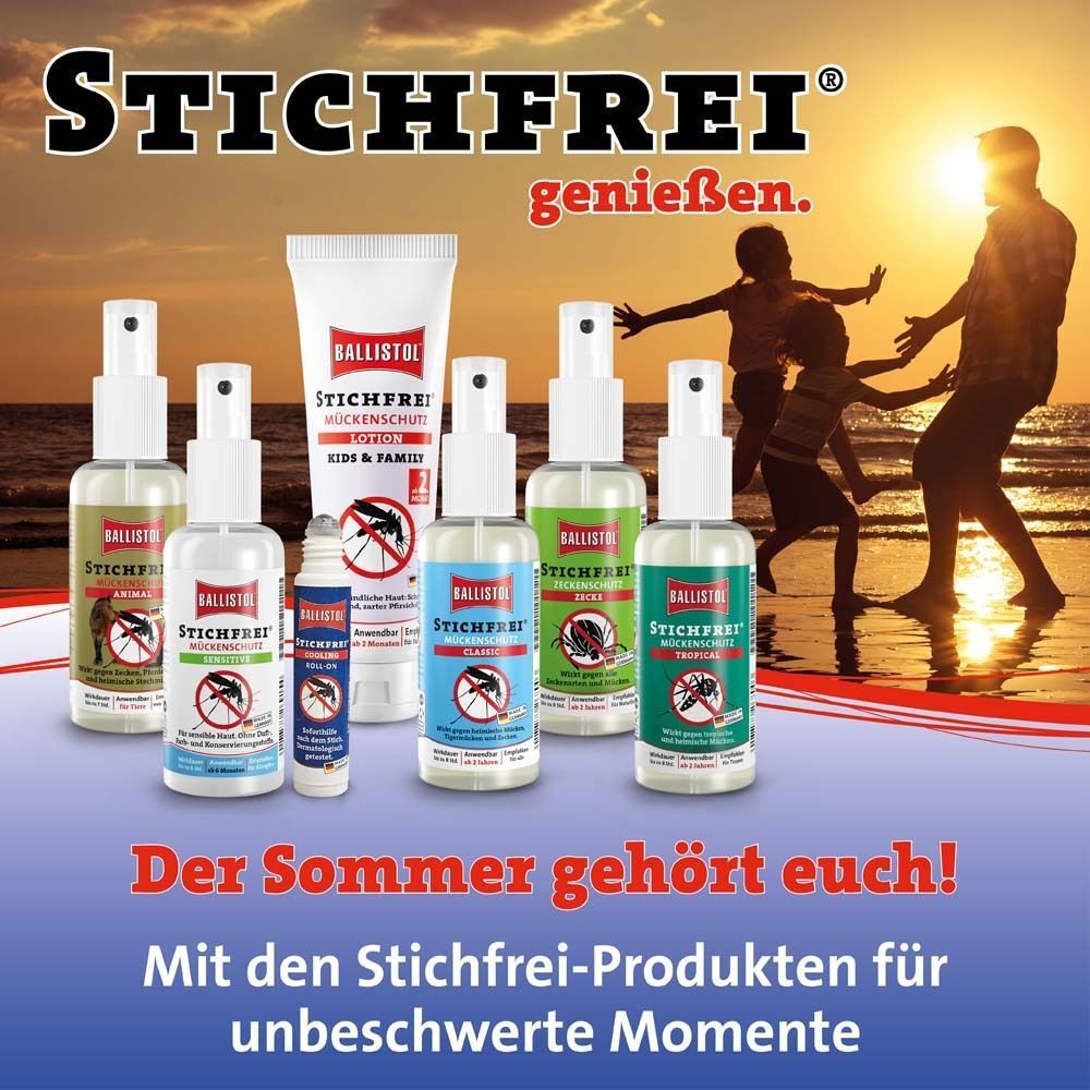 Verschiedene Stichfrei-Produkte. Roll-on, Lotion, Sprays. Familie am Strand im Hintergrund.