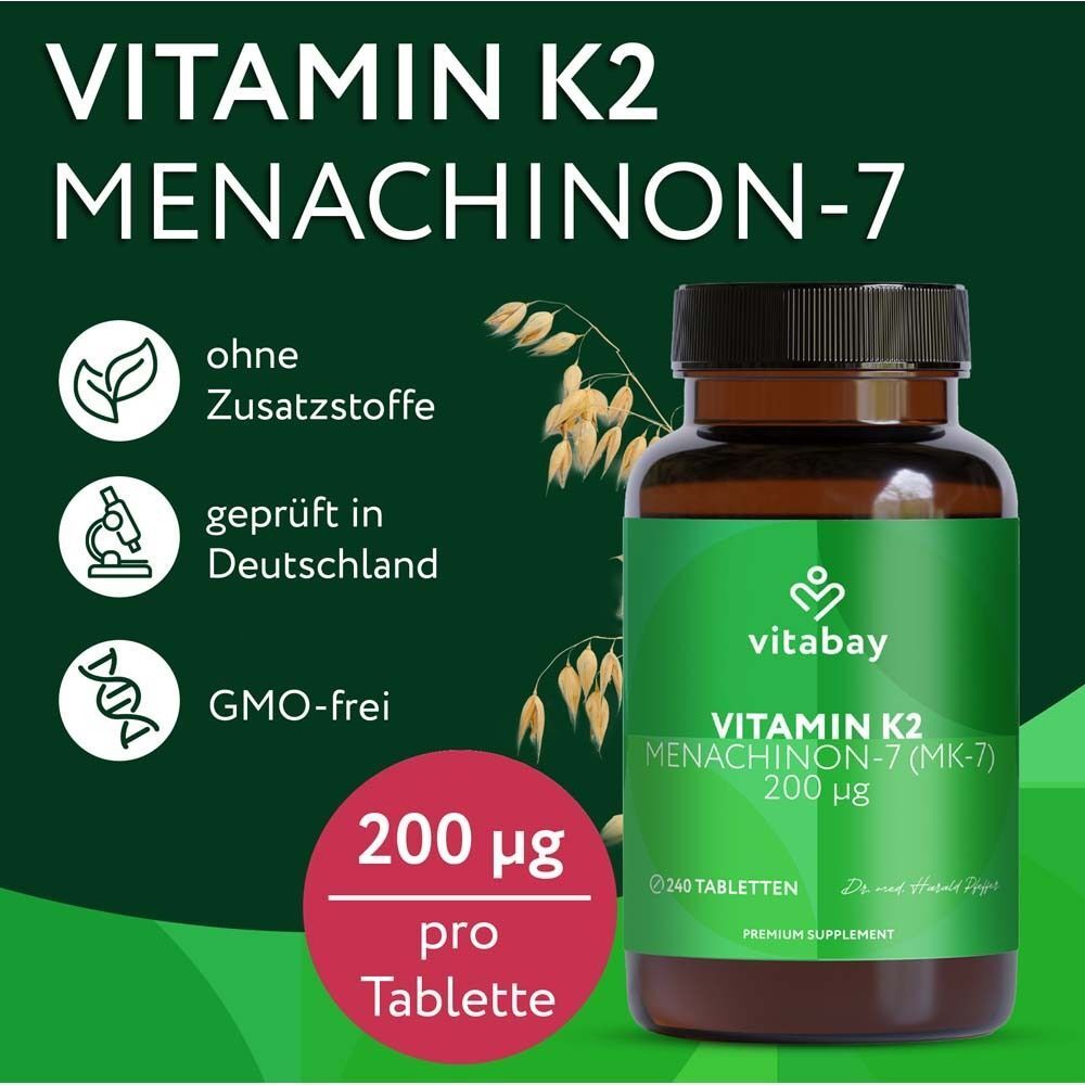Braune Flasche mit grünem Etikett. Aufschrift: Vitamin K2 200 µg. Zusätzliche Informationen und Logos.