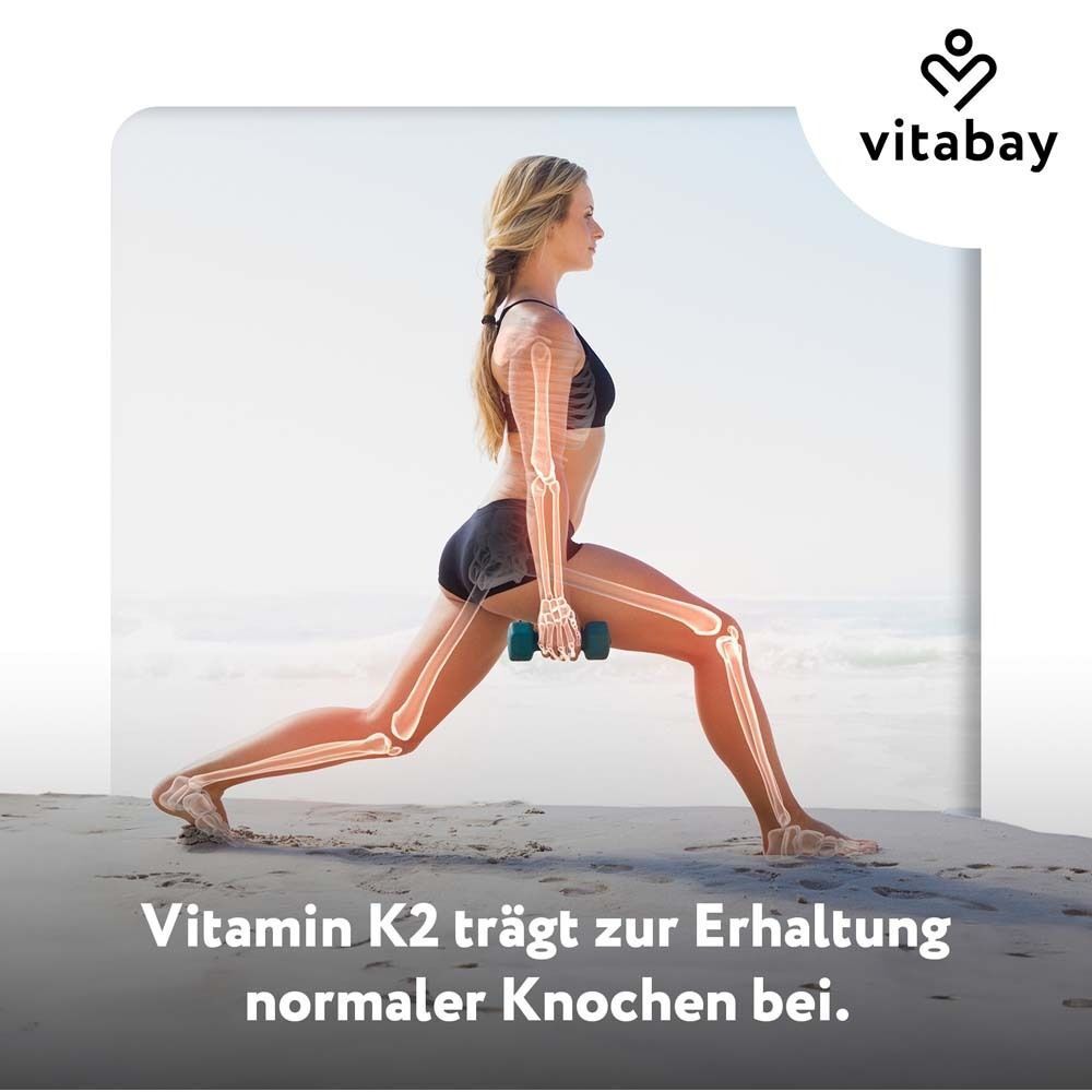 Frau in Sportkleidung. Skelett-Illustration. Aufschrift: Vitamin K2 trägt zur Erhaltung normaler Knochen bei.