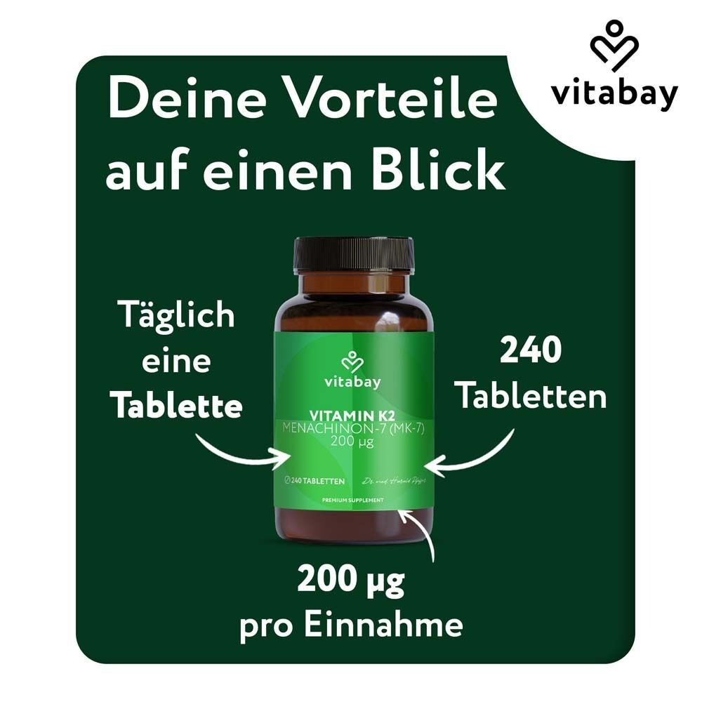 Braune Flasche mit grünem Etikett. Aufschrift: Vitamin K2 200 µg. Text: Täglich eine Tablette.