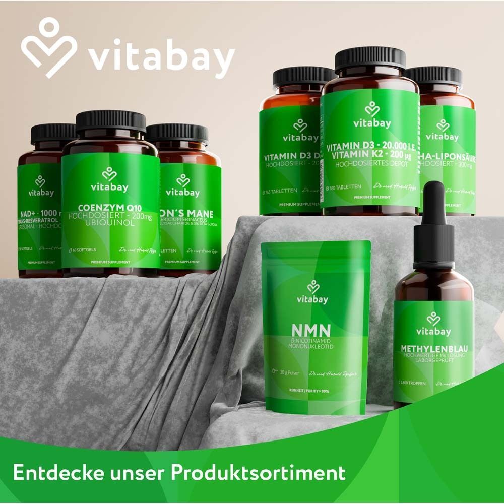 Verschiedene Flaschen und Behälter. Aufschrift: Vitamin K2, Vitamin D3, NMN, etc.