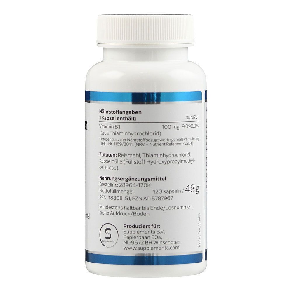 Weiße Flasche mit blauen und schwarzen Etiketten. Aufschrift: VITAMIN B1 100 mg. Rückseite mit Nährwertangaben und Zutaten. 120 Kapseln.