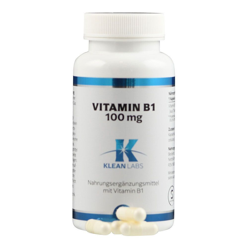 Weiße Flasche mit blauen und schwarzen Etiketten. Aufschrift: VITAMIN B1 100 mg. Marke: KLEAN LABS. Einige Kapseln liegen daneben.