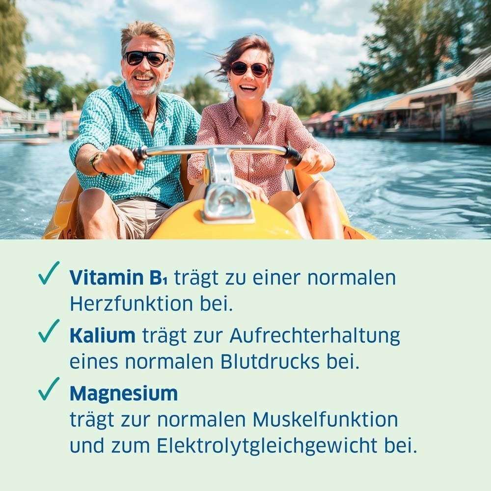 Paar auf einem Boot. Text: Vitamin B1, Kalium, Magnesium. Gesundheitsbezogene Aussagen.