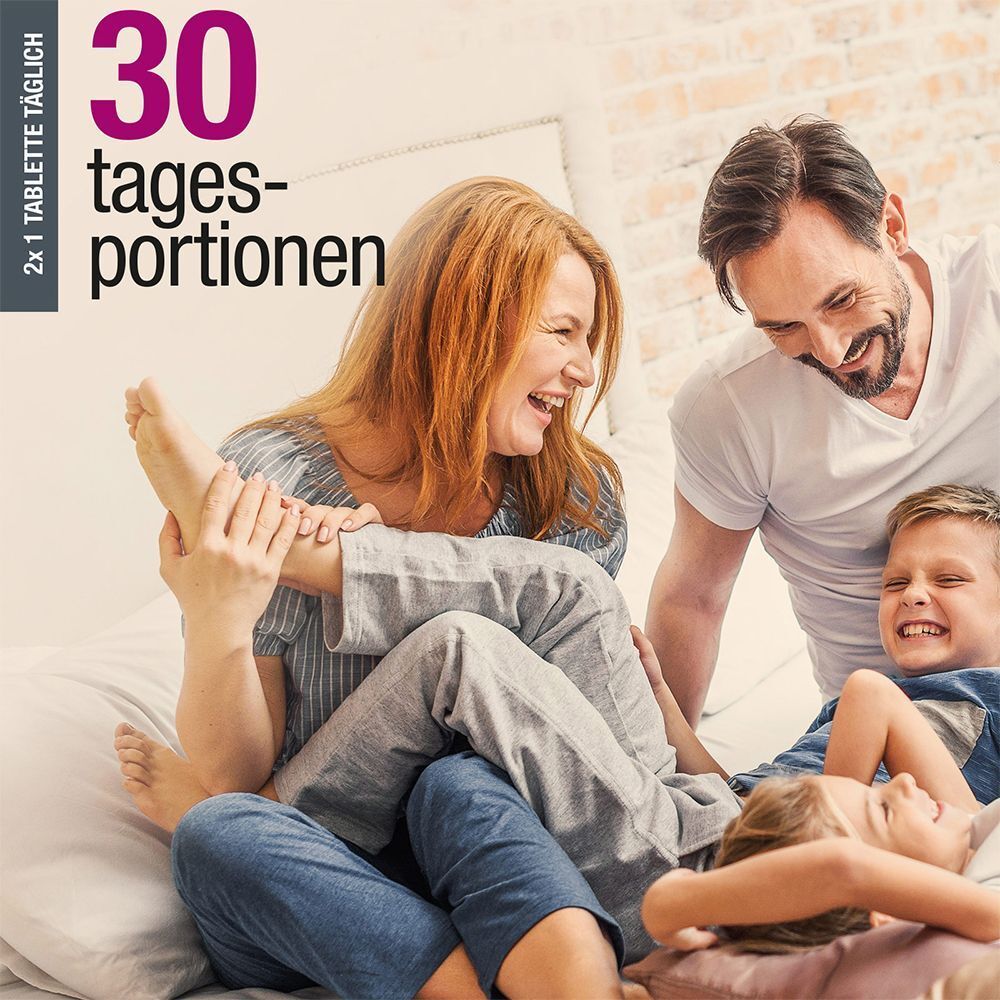 Familie auf einem Bett. Aufschrift: 30 Tagesportionen. Mutter, Vater und zwei Kinder.