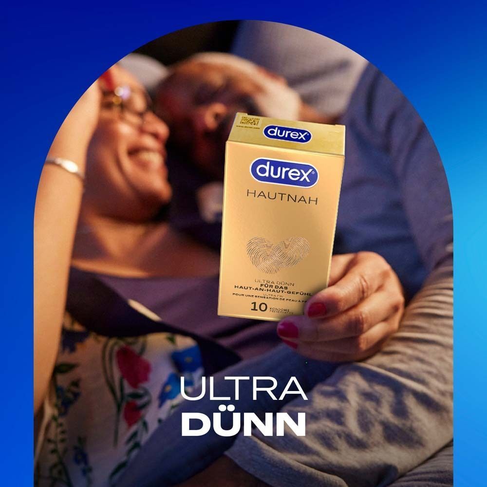 Paar hält Durex Hautnah Packung. Goldfarbene Verpackung mit Durex-Logo. Aufschrift: Ultra dünn.
