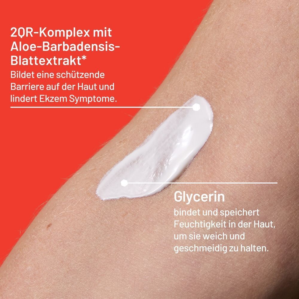 Creme auf Haut aufgetragen, mit Text über 2QR-Komplex und Glycerin.