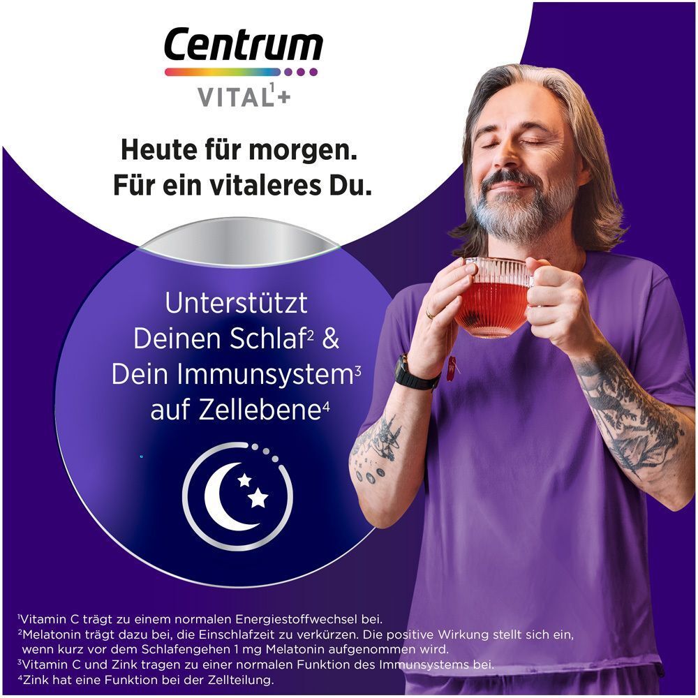 Mann trinkt Tee. Im Hintergrund: Centrum Vital+ Logo und Text: Unterstützt Deinen Schlaf & Dein Immunsystem auf Zellebene. Nacht- und Sternsymbol.