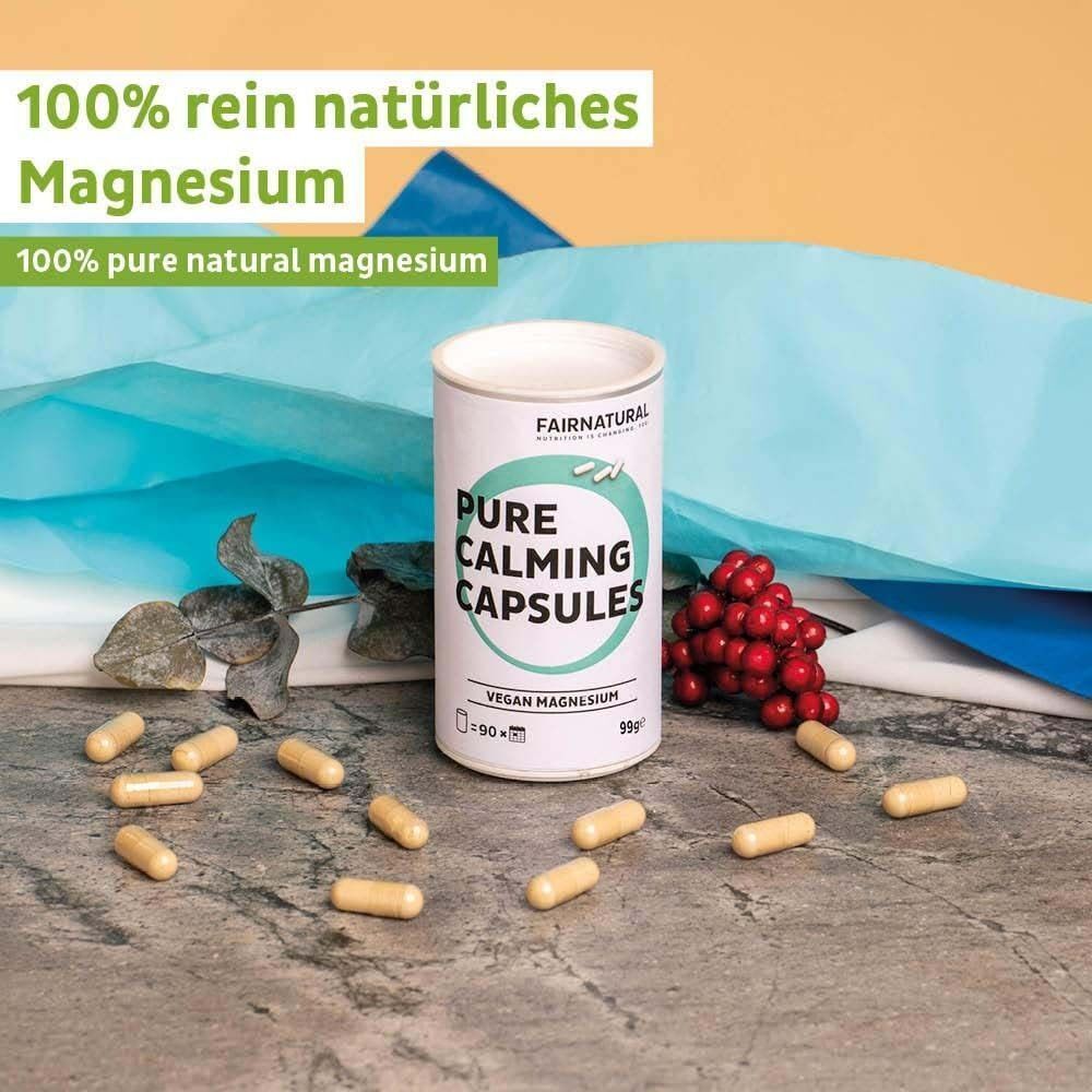 Eine Dose FAIRNATURAL Pure Calming Capsules mit verstreuten Kapseln und Beeren.