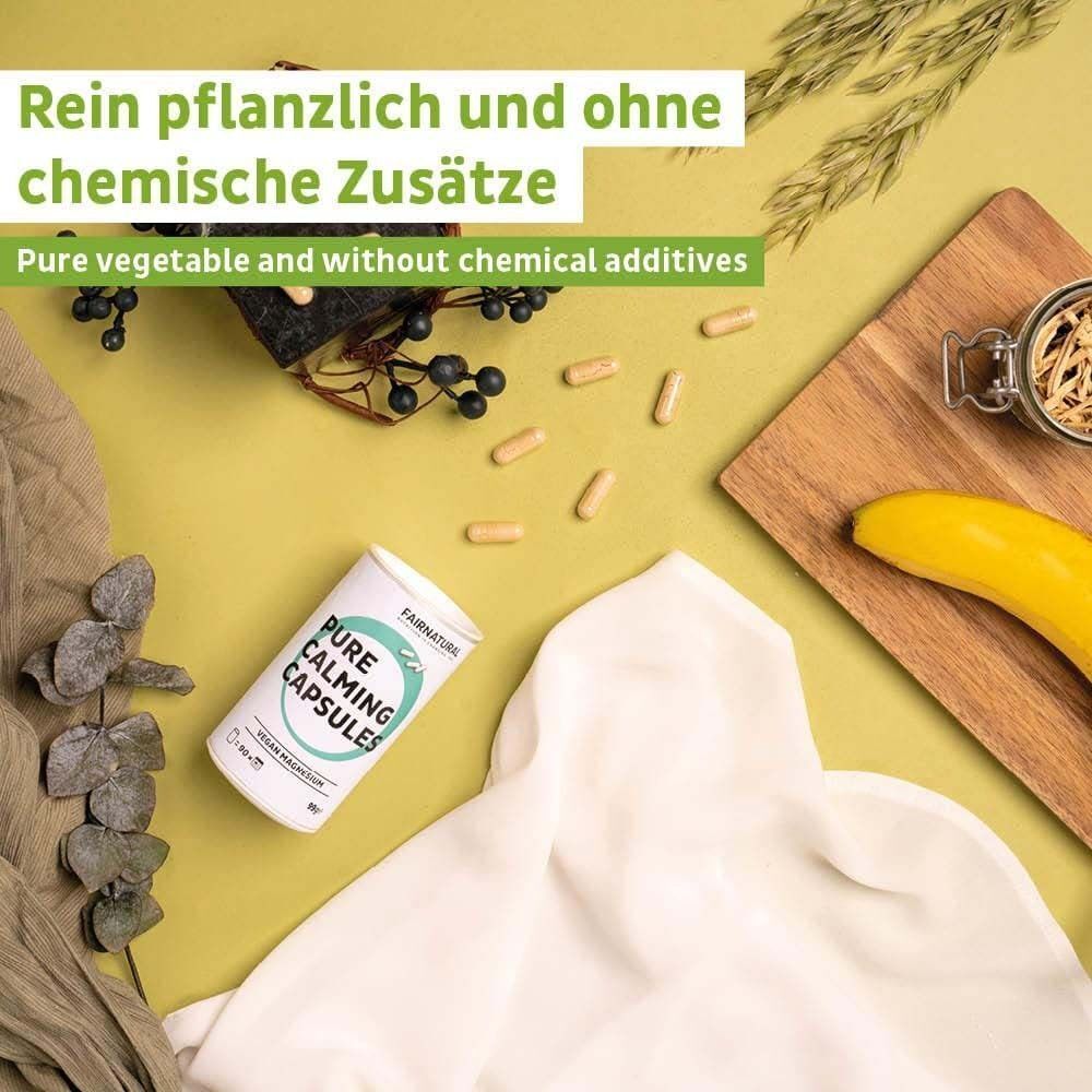 Eine Dose FAIRNATURAL Pure Calming Capsules auf einem Tuch, umgeben von Kapseln und Lebensmitteln.