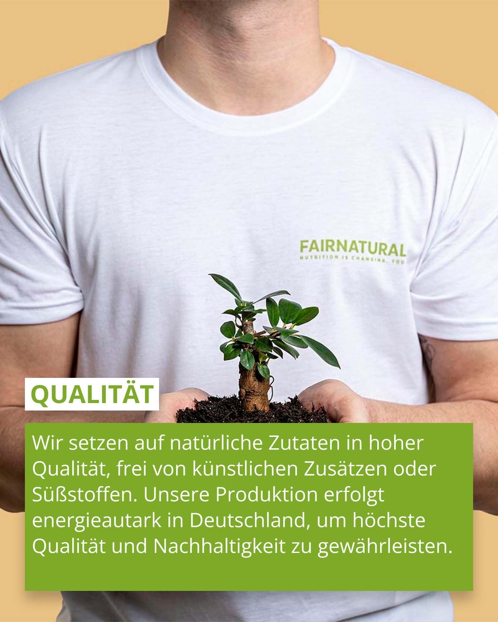 Hände halten einen kleinen Baum, FAIRNATURAL Logo auf T-Shirt, Text über Qualität.