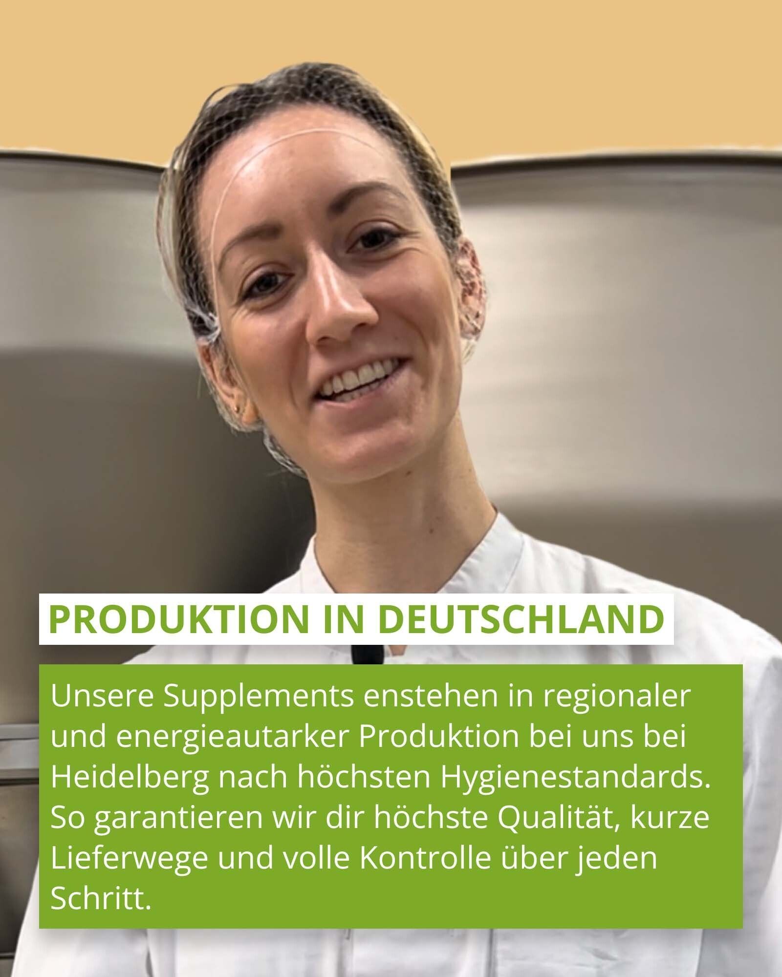 Frau in weißer Arbeitskleidung lächelt, Text über Produktion in Deutschland.