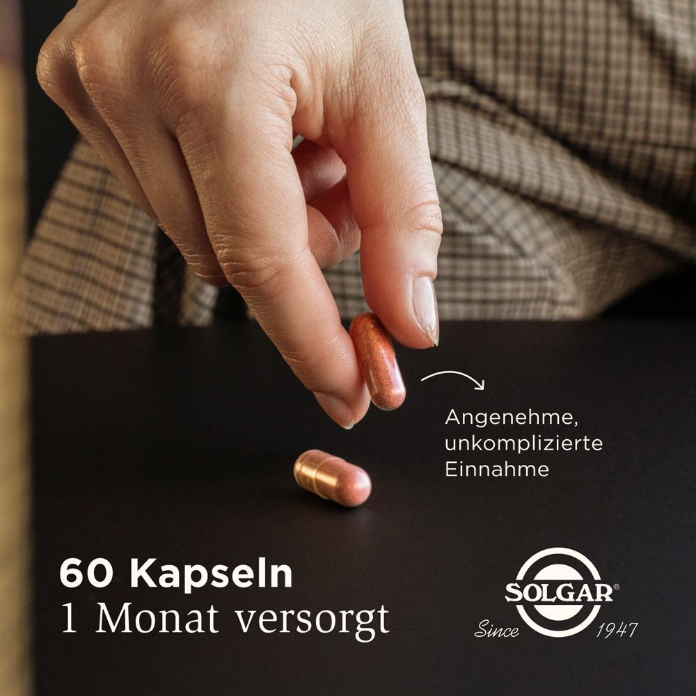 Hand hält zwei Kapseln. Text: 60 Kapseln, 1 Monat versorgt.
