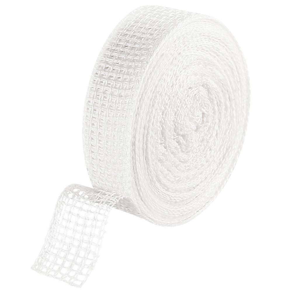 Gerollte, weiße Tamponadebinde. Gewebte Struktur. Teilweise abgerollt.