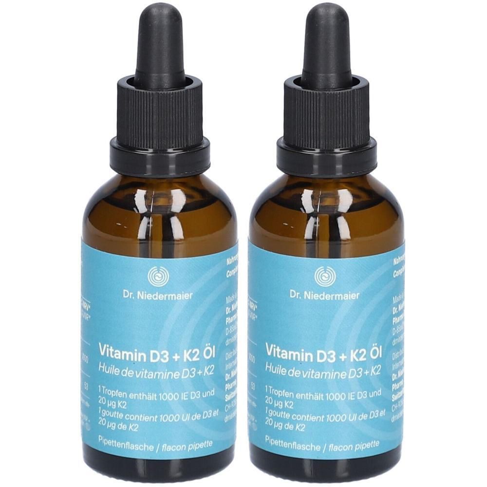 Zwei braune Glasflaschen mit schwarzen Pipetten. Auf den Etiketten steht "Vitamin D3 + K2 Öl" und "Dr. Niedermaier".