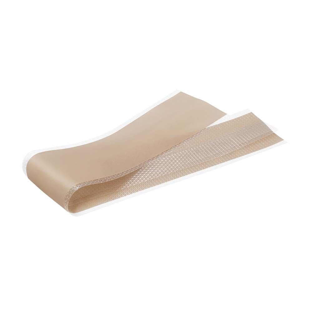 Beige Narbenpflaster. Rechteckige Form, leicht gewölbt. Sichtbare Struktur. Auf weißem Hintergrund.
