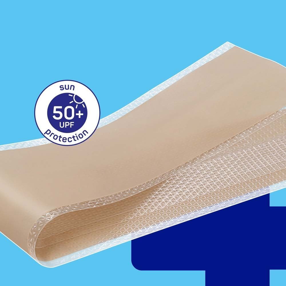 Beige Narbenpflaster mit 50+ UPF-Schutz. Rechteckige Form. Sichtbare Struktur. Auf blauem Hintergrund.