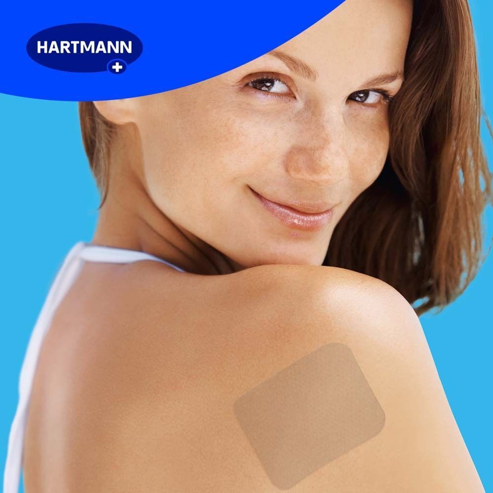 Frau mit Narbenpflaster am Rücken. Beige Pflaster. Hintergrund: blau.