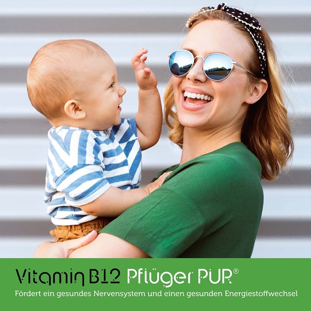 Lächelnde Frau mit Baby im Arm im Freien, mit Text "Vitamin B12 Pflüger PUR®".