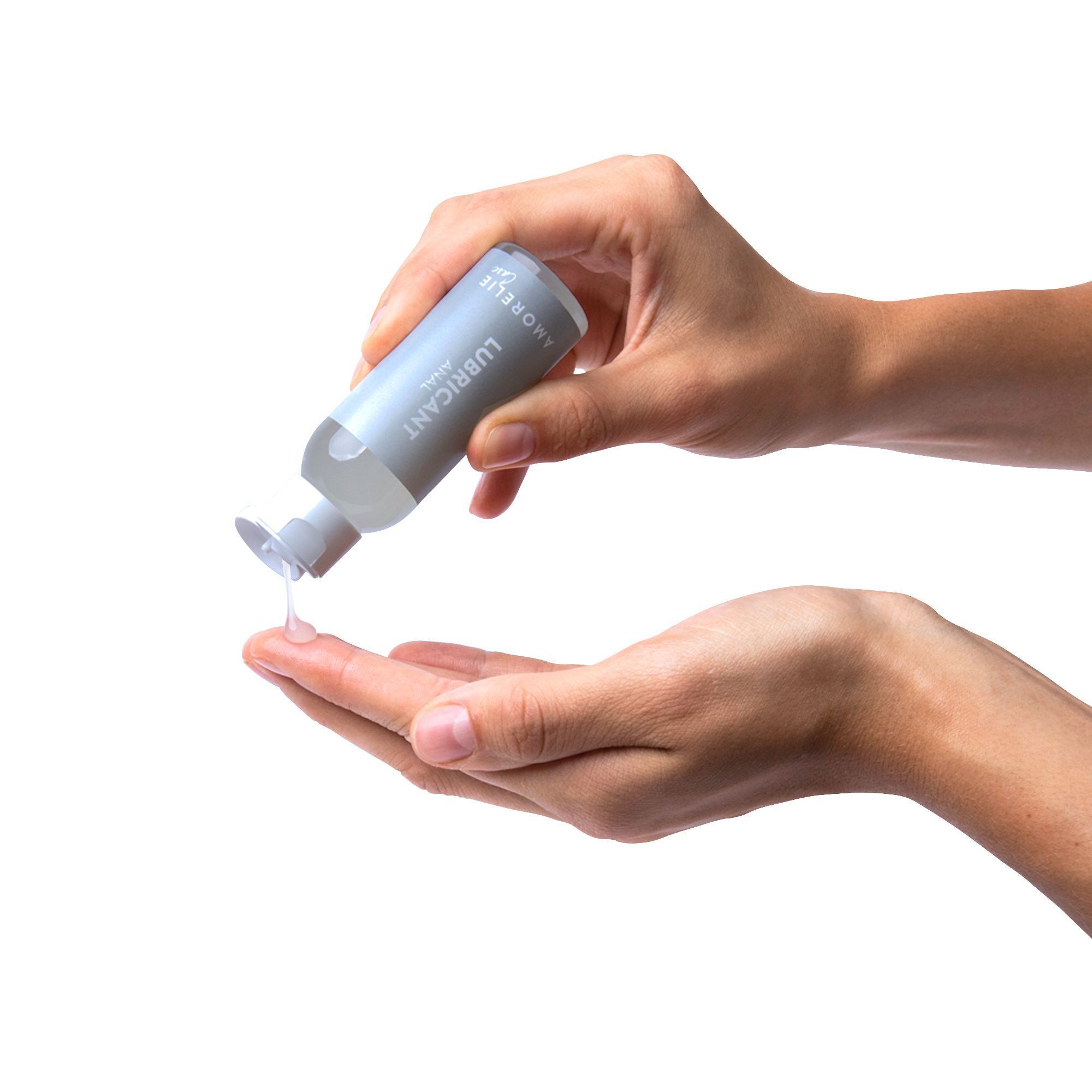 Eine Hand hält eine Flasche, aus der Flüssigkeit in die andere Hand tropft. Aufschrift: LUBRICANT ANAL, AMORELIE Care.
