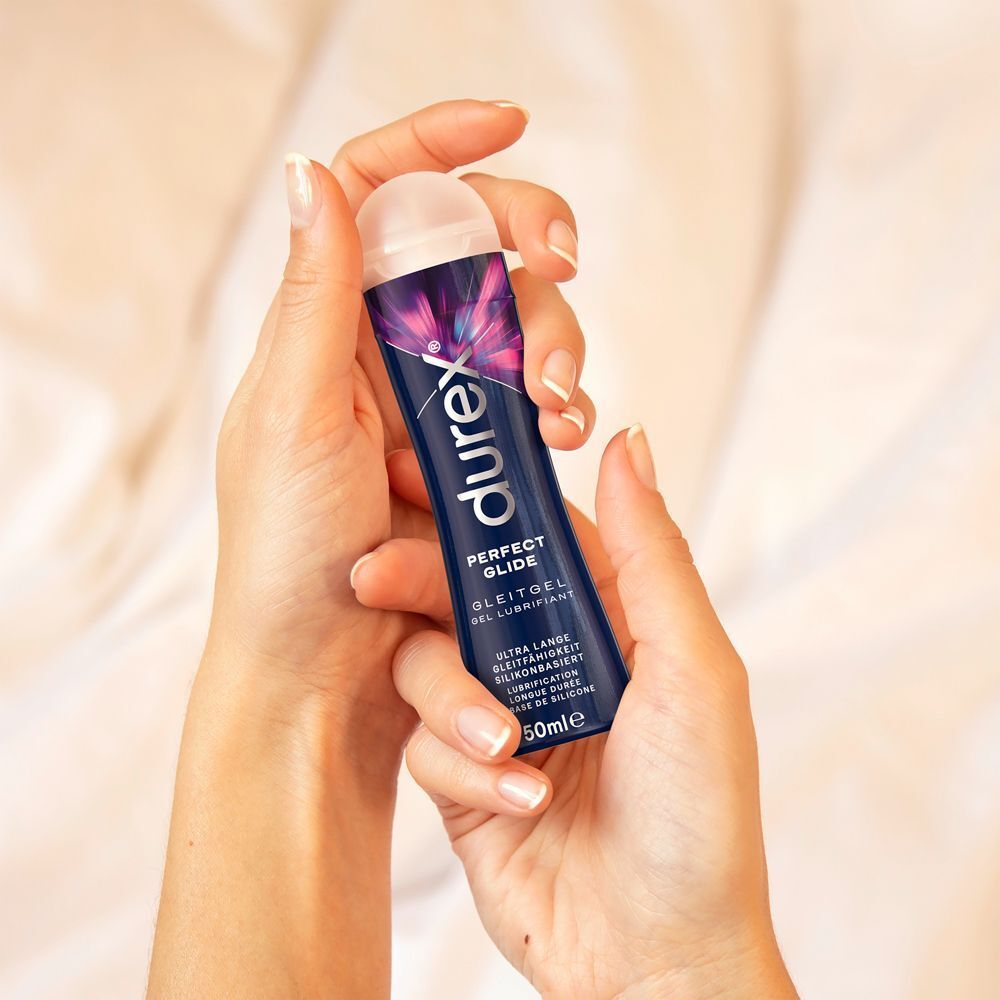 Person hält eine Flasche. Aufschrift: durex, Perfect Glide, Gleitgel, 50ml.