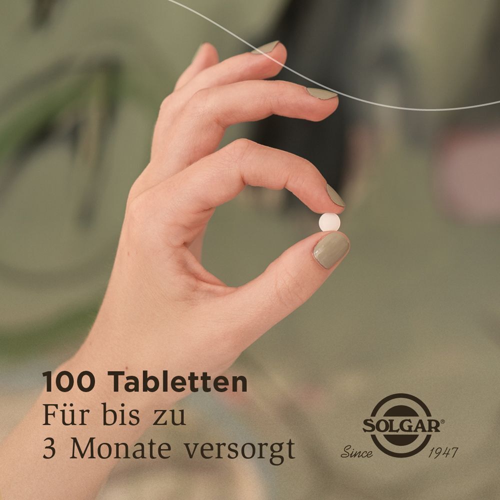 Hand hält eine Tablette. Text: 100 Tabletten. Für bis zu 3 Monate versorgt. Logo: Solgar.