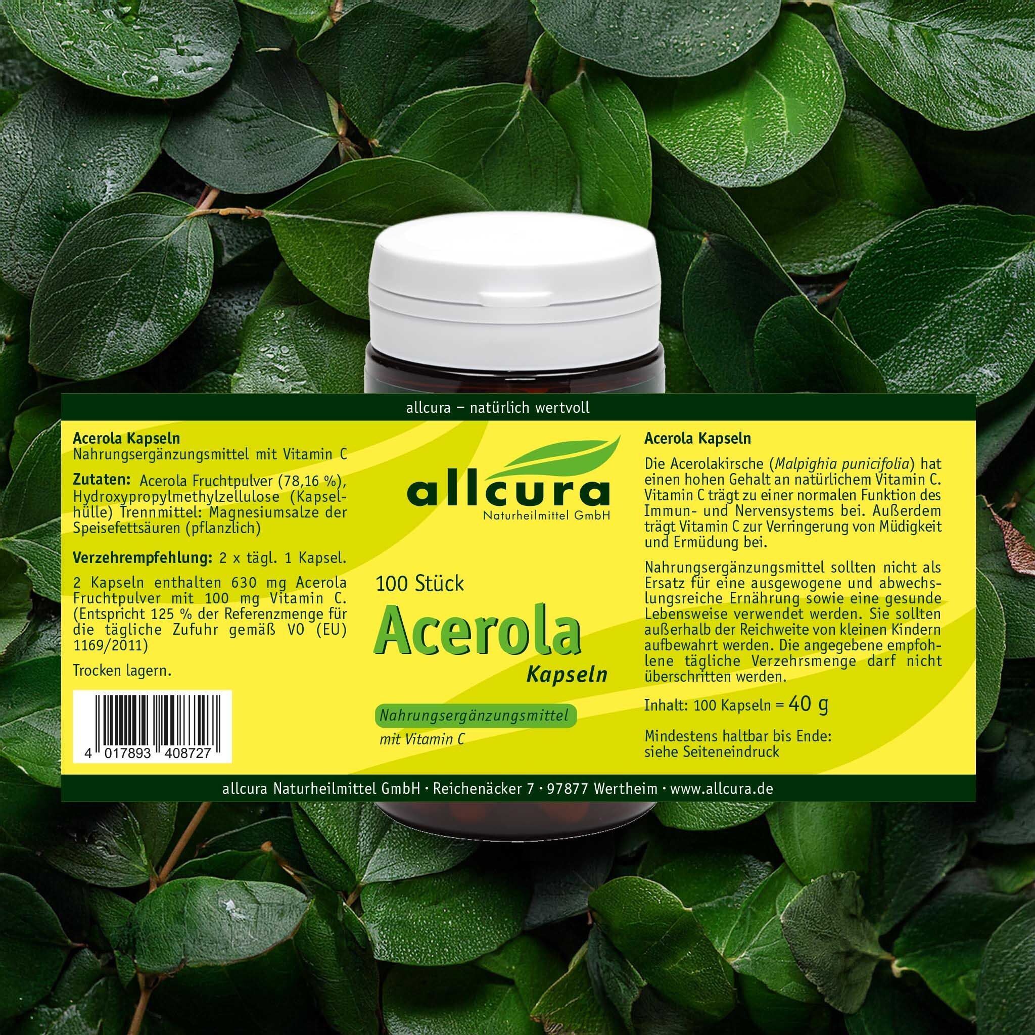 Eine Dose Acerola Kapseln mit Etikett vor grünem Hintergrund. Etikett mit Produktinformationen und Inhaltsstoffen.