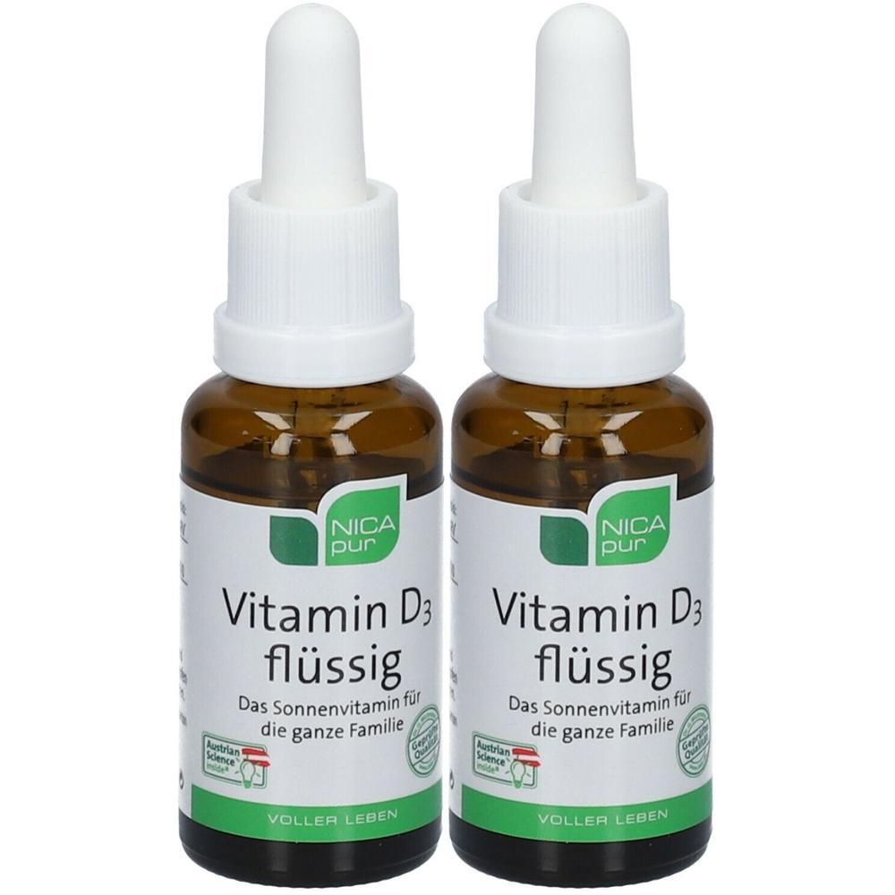 Zwei Flaschen mit Vitamin D3 flüssig. Braune Glasflaschen mit weißen Deckeln und Etiketten. Aufschrift: NICA pur, Vitamin D3 flüssig.
