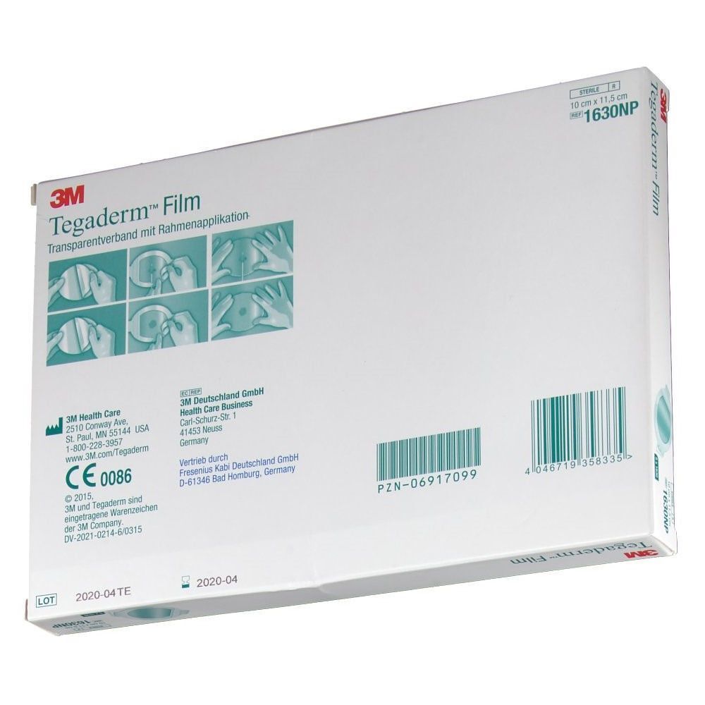 Rückseite der Tegaderm Film Packung. Zeigt Anwendungsbeispiele. 3M, Fresenius Kabi Logos. Produktname und Chargennummer. CE-Kennzeichnung.