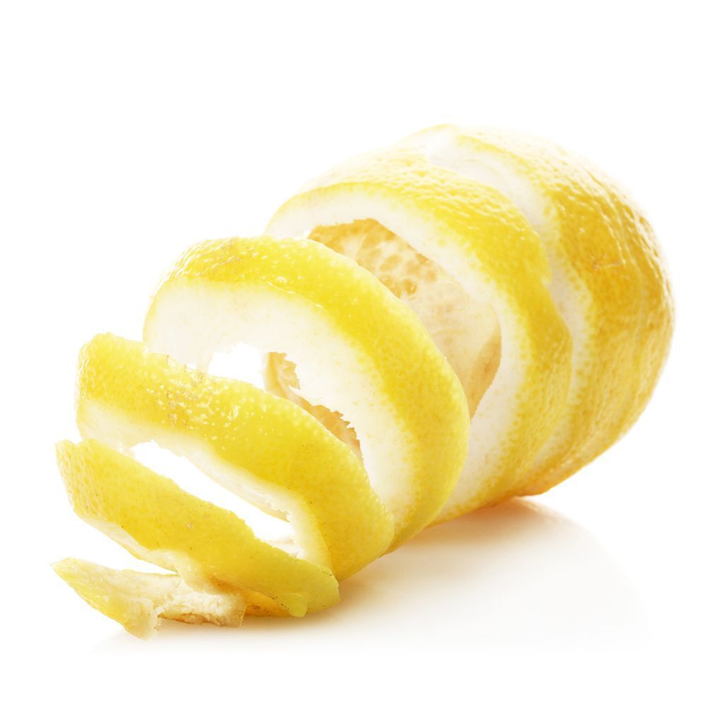 Gelbe Zitronenschale, spiralförmig aufgerollt. Auf weißem Hintergrund.