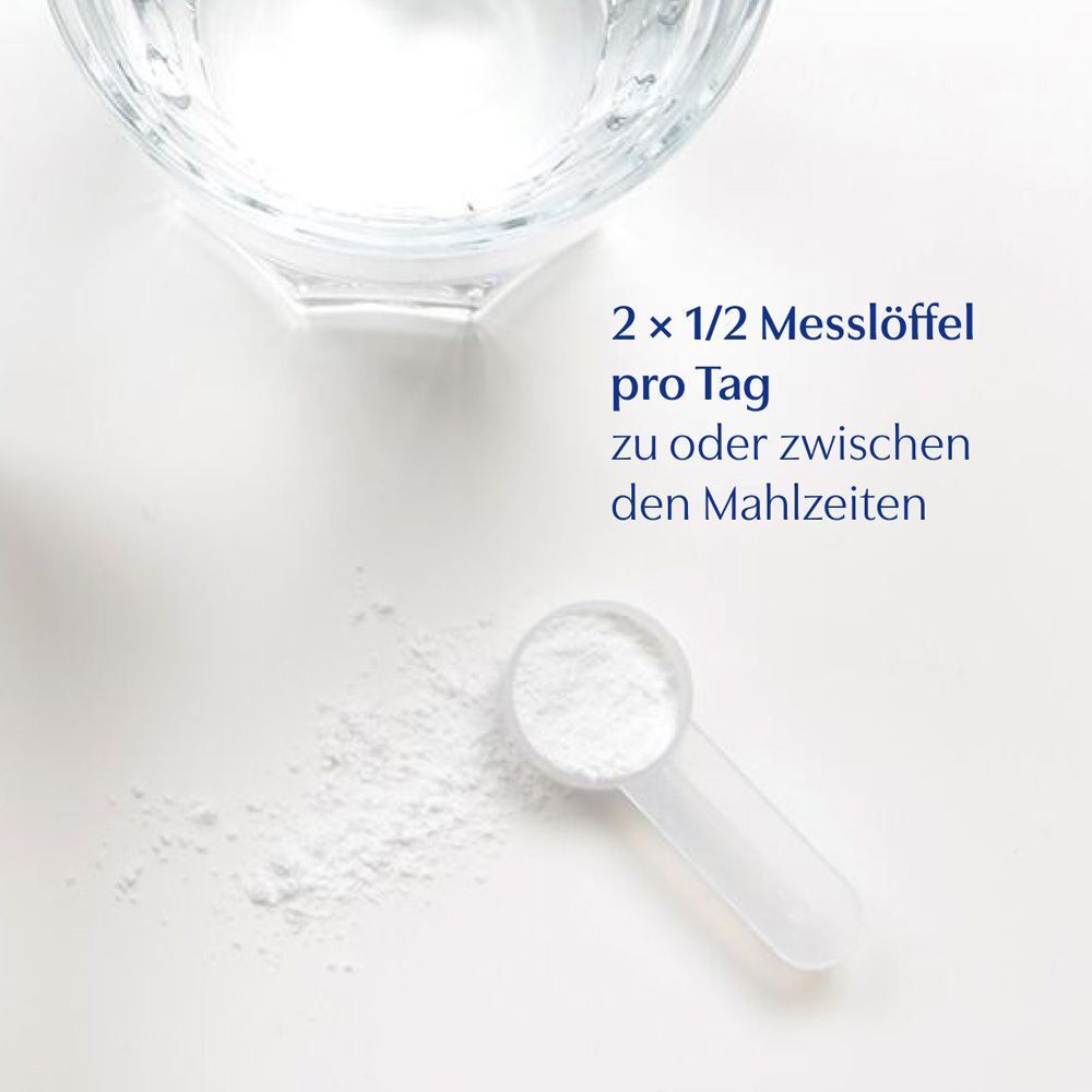 Messlöffel mit Magnesiumcitrat Pulver neben Schüssel mit Pulver und Wasser. Text: 2 x 1/2 Messlöffel pro Tag.