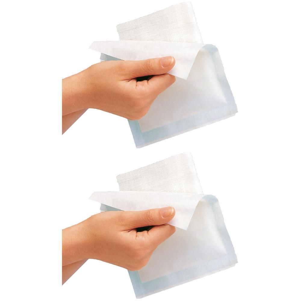 Zwei Hände halten jeweils ein weißes Mullkompressen-Paket. Die obere Kompresse wird geöffnet. Blaue Umrandung.
