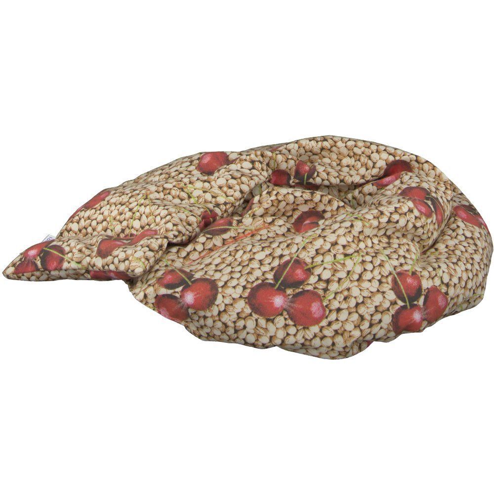 Kirschkernkissen mit Kirschmuster. Beige Grundfarbe mit roten Kirschen. Rechteckige Form. Auf weißem Hintergrund.