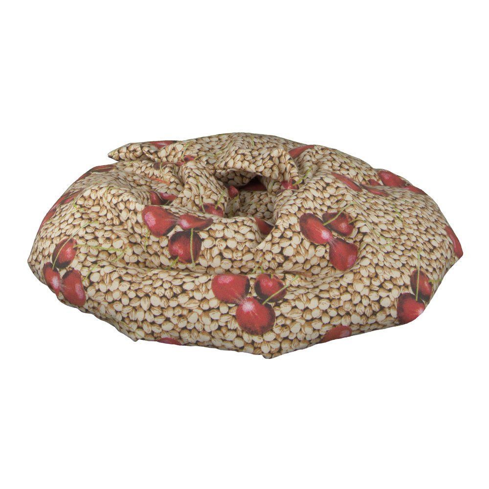 Kirschkernkissen mit Kirschmuster. Beige Grundfarbe mit roten Kirschen. Runde Form. Auf weißem Hintergrund.