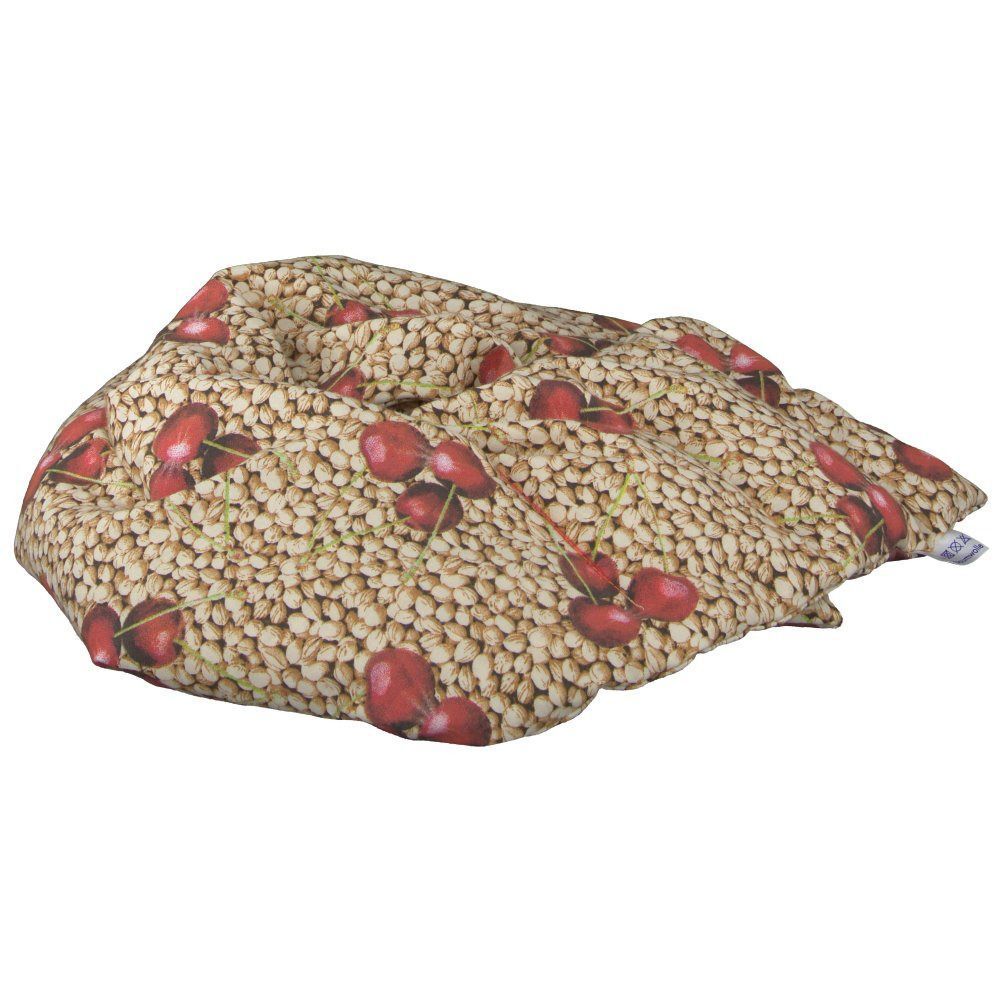 Kirschkernkissen mit Kirschmuster. Beige Grundfarbe mit roten Kirschen. Rechteckige Form. Auf weißem Hintergrund.