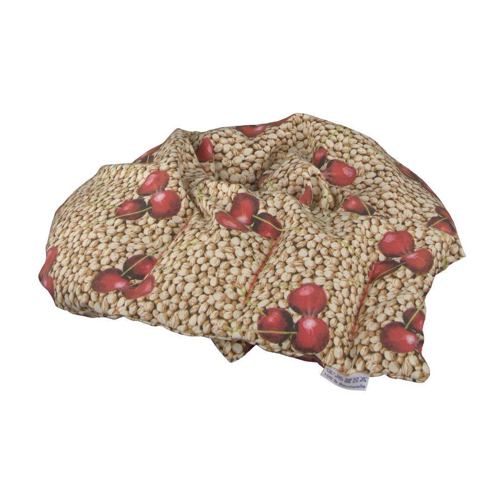 Kirschkernkissen mit Kirschmuster. Beige Grundfarbe mit roten Kirschen. Rechteckige Form. Auf weißem Hintergrund.