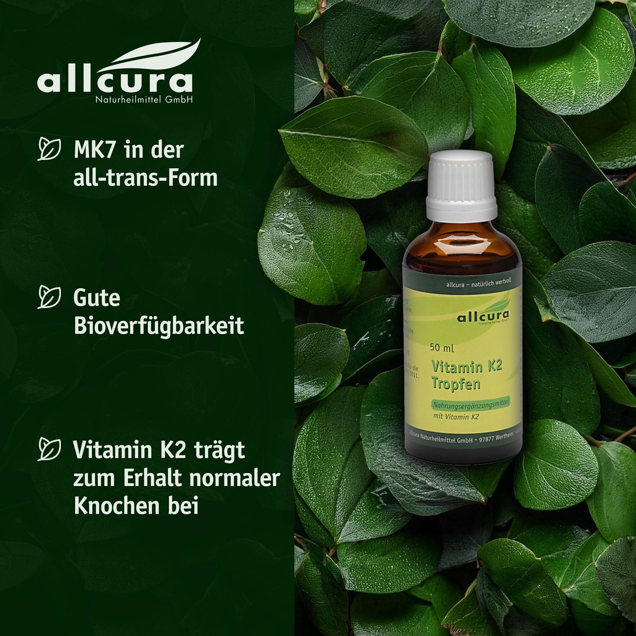 Eine braune Glasflasche mit weißem Deckel vor grünem Hintergrund. Auf dem Etikett steht "Vitamin K2 Tropfen" und "allcura".