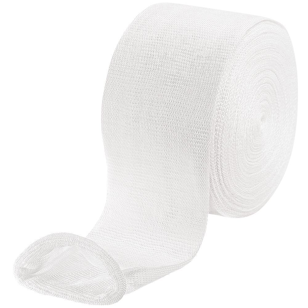 Gerollte, weiße Bandage aus gewebtem Material. Ein Ende ist abgerundet und offen. Nahaufnahme.