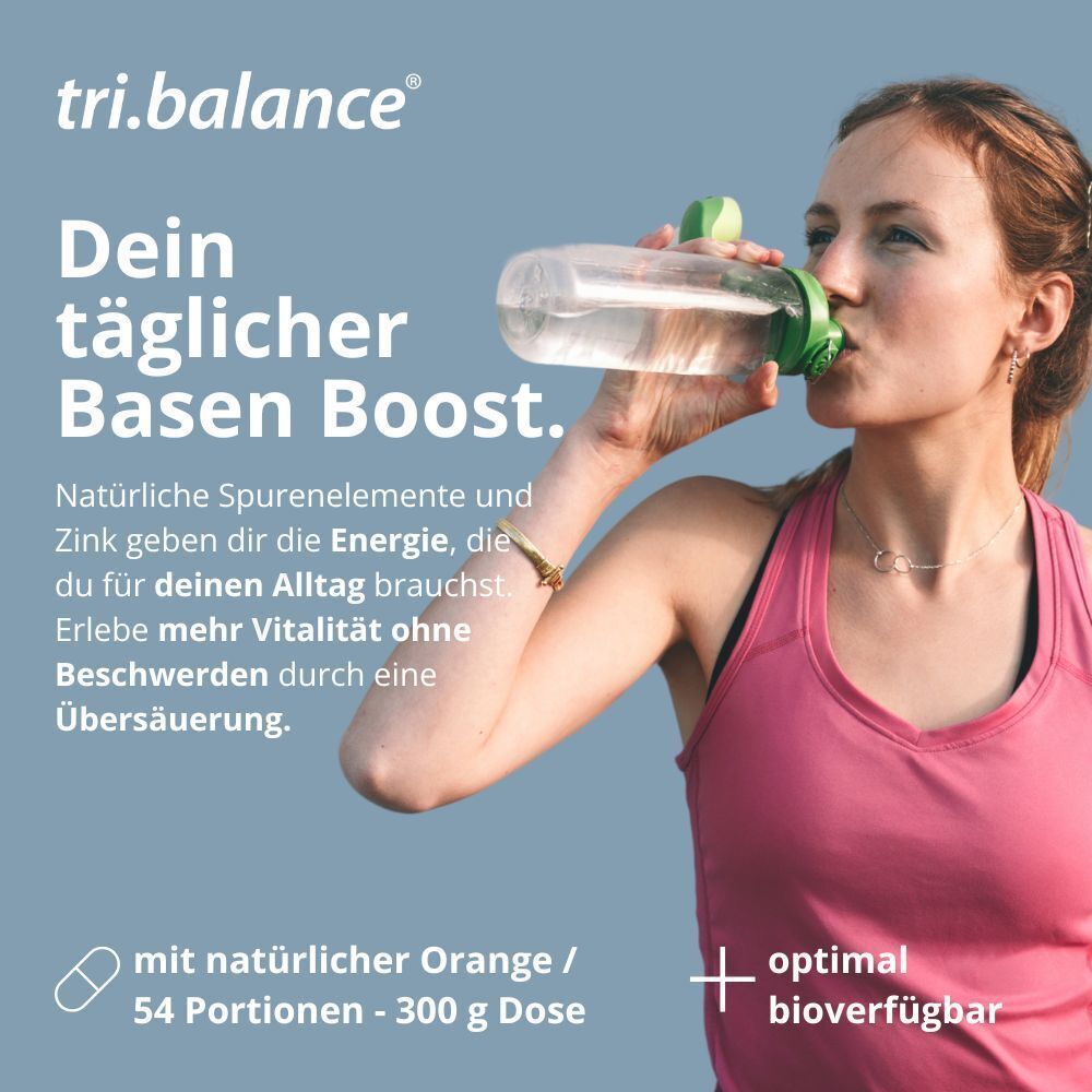 Frau trinkt aus einer Wasserflasche. Text: tri.balance, Dein täglicher Basen Boost. Mit natürlicher Orange, 54 Portionen, 300 g Dose.