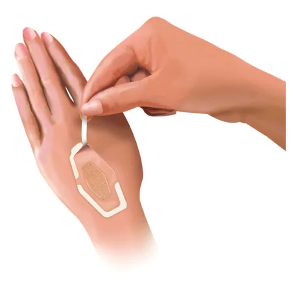 Hand, die ein transparentes Pflaster von der Schutzfolie abzieht. Pflaster auf der Handfläche.
