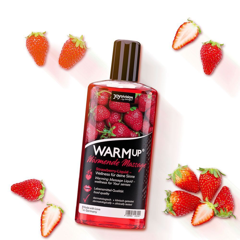 Flasche mit roter Flüssigkeit und Erdbeeren-Motiv. Schwarzer Deckel. Aufschrift: WARMUP Wärme Massage, Erdbeer-Liquid. Erdbeeren drumherum.