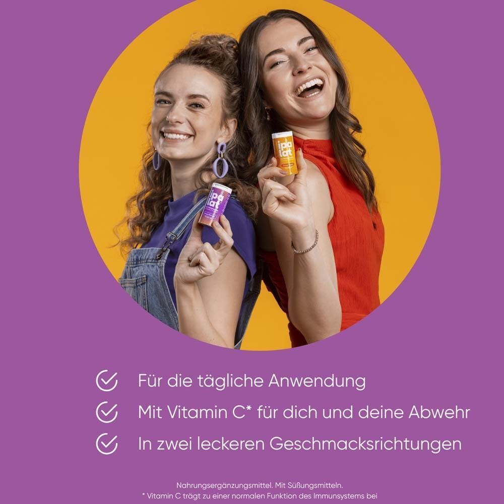Zwei Frauen halten ipalat® Vitaminpastillen-Dosen. Text über tägliche Anwendung und Immunsystem.