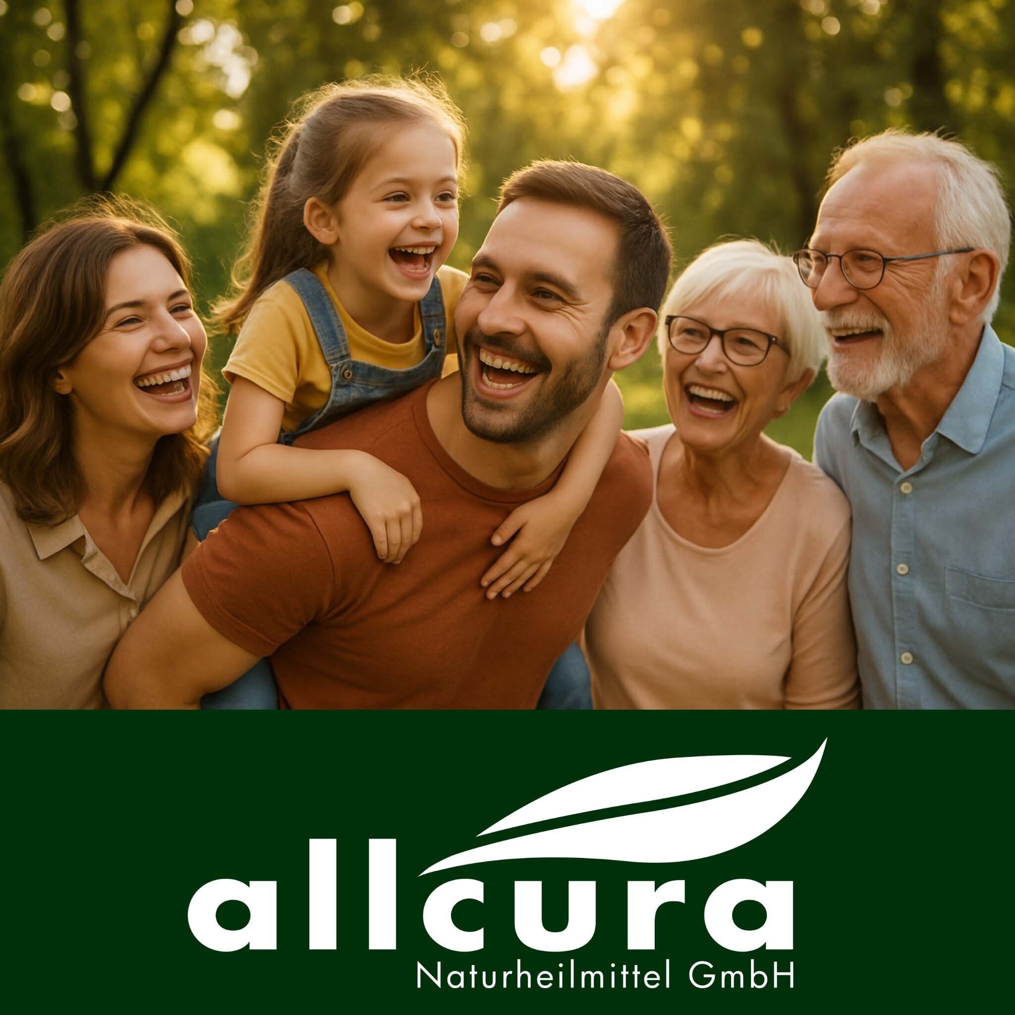 Eine lachende Familie im Freien, mit dem allcura Logo unten.