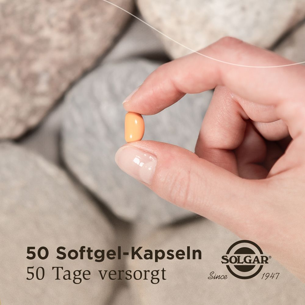 Hand hält eine orangefarbene Softgel-Kapsel. Text: 50 Softgel-Kapseln. Logo.